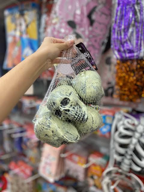 Arjoos| a 6-piece set of Halloween skull decorations in a mesh bag,